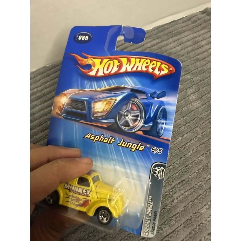 2005 Hot Wheels Asphalt Jungle Anglia Panel # 085